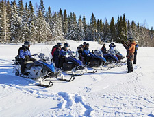 Même pour ceux qui ont déjà conduit des motoneiges dans des forêts enneigées et sur des lacs intérieurs gelés, cette excursion est vivement conseillée, car vous participez à un safari en motoneige totalement différent