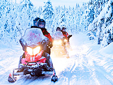 Les motoneiges vous attendront à l'extérieur pour votre première aventure autour des bois