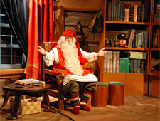 Rovaniemi est situé au cercle polaire et il y a le Santa Claus Village et c’est aussi le lieu de résidence du père Noël