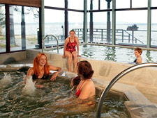 Le complexe dispose entre autres d'un spa avec notammen bain à remous, petit bain profond, sauna et 'étang' gelé où on peut nager