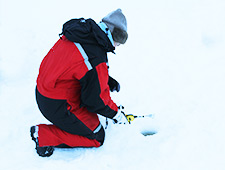 Au cours de la journée, vous faites halte sur un lac gelé pour une partie de pêche au trou
