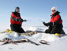 Vous y apprenez à faire un trou dans la glace et ensuite vous pouvez essayer d'attraper un brochet, une truite ou un saumon