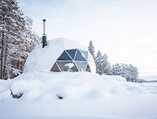 Passez la nuit dans un Aurora Dome, une tente luxueuse avec cheminée et lit confortable