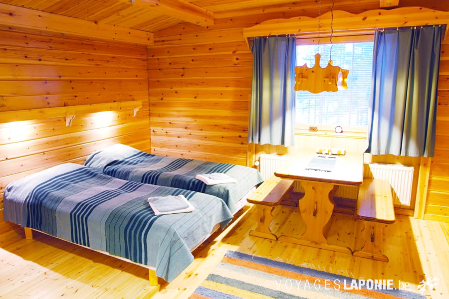 Les chambres d'hôtel sont décorées en style Scandinave et disposent toutes d'une salle de bains avec douche et toilette