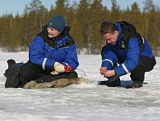 A un lac vous apprenez les techniques de la pêche au trou