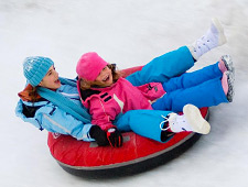 Pour les enfants il y a des luges pour jouer avec autour des chalets